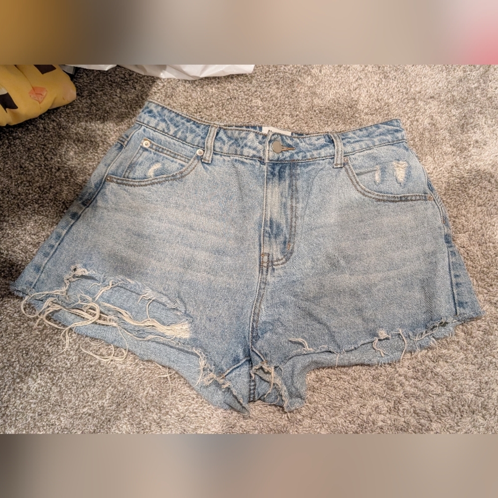 Princess Polly Jean Distressed denim shorts light wash high rise size 10